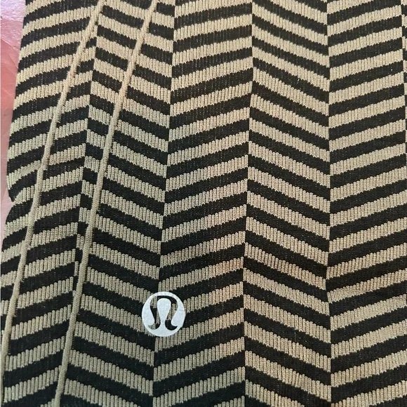 *SOLD* Lululemon In the Flow Crops - Picture 4 of 4